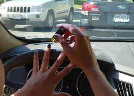 fingernail-painting-driving